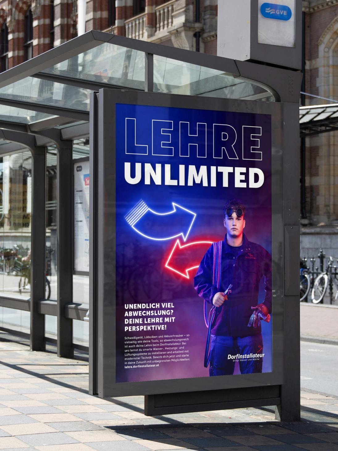 Eine Bushaltestelle mit einem Lehre Unlimited Plakat. © goodmatters