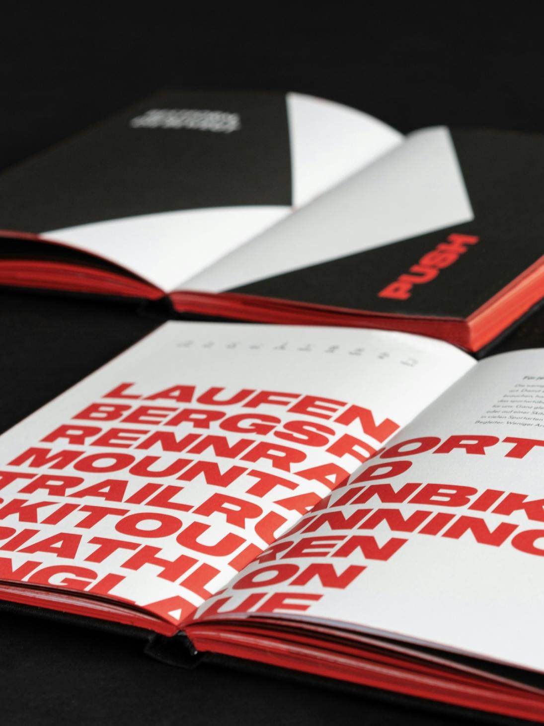 Foto von zwei Doppelseiten des skinfit brand books mit großer Typografie und plakativem Design © gm gobiq