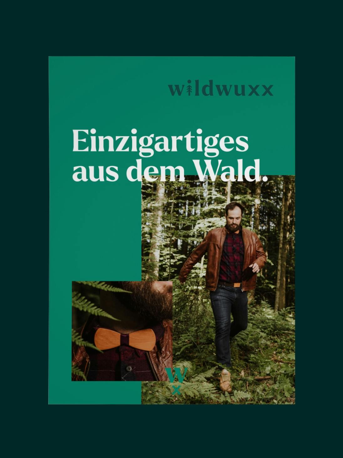 Grüne Postkarte mit Wildwuxx Logo und zwei Bildern, ein Mann springt durch den Wald und eine Detailaufnahme, die seine Fliege zeigt © good matters