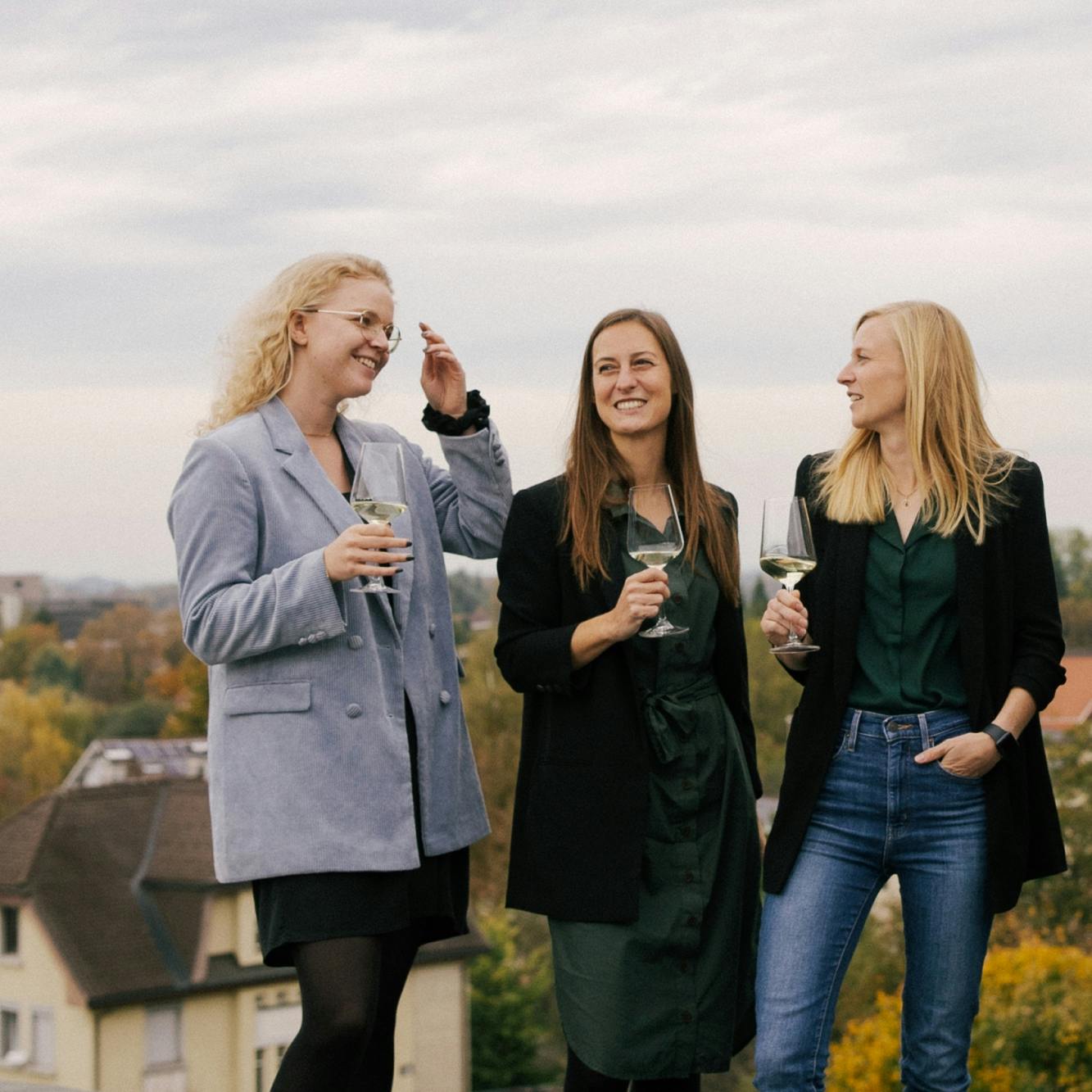 Angelika Steurer, Kristina Moll und Juliane Voregger auf dem Dach der Gelben Fabrik, Weißwein in den Händen © good matters