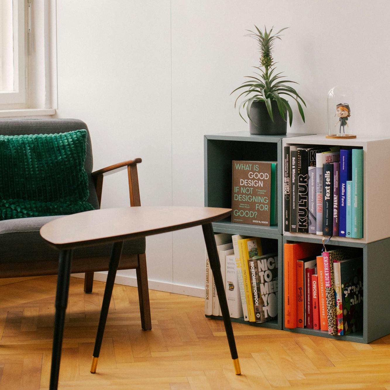 Detailansicht der Sitzecke im Büro von good matters mit einem Stuhl, einem Tisch und einem kleinen Bücherregal © good matters