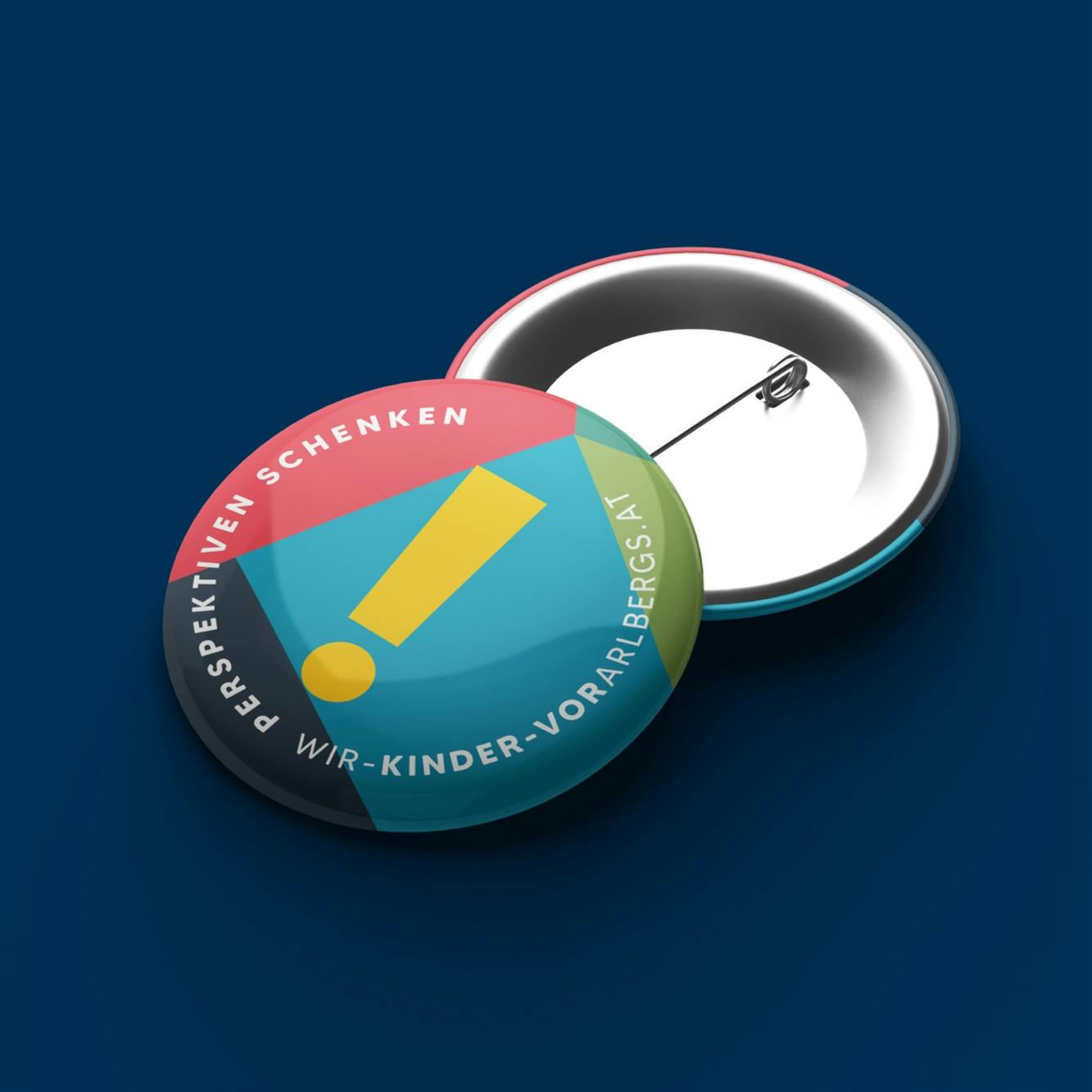 Button mit der Aufschrift "Perspektiven schenken" für die Kinder Vorarlbergs Kampagne © gobiq
