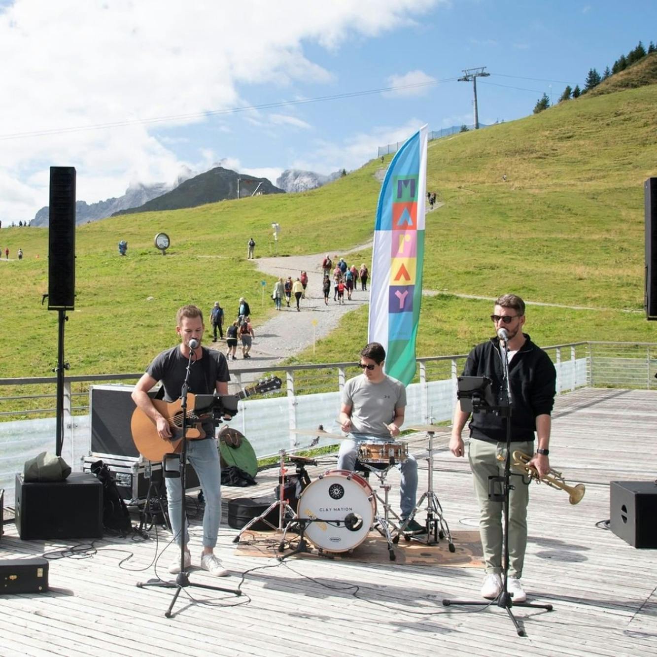 Band spielt am Berg mit Fahnen im Hintergrund © maray festival