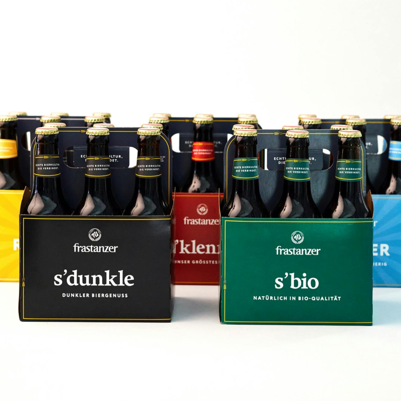 Foto von mehreren 6-er Trägern verschiedener Frastanzer Biere © gobiq