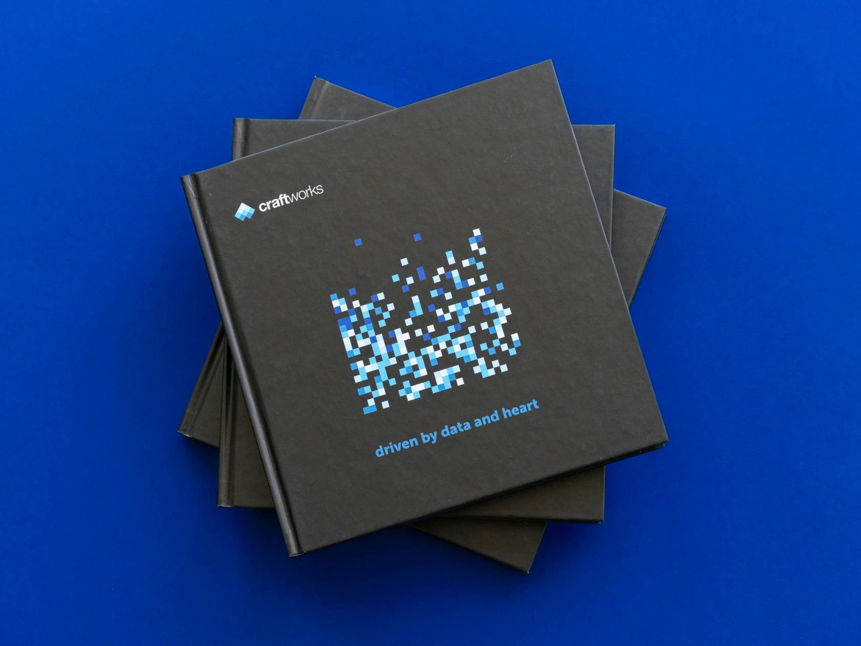 craftworks brand book, craftworks Logo auf schwarzem Hintergrund mit Pixel Pattern in Blautönen mit der headline: driven by data and heart © good matters