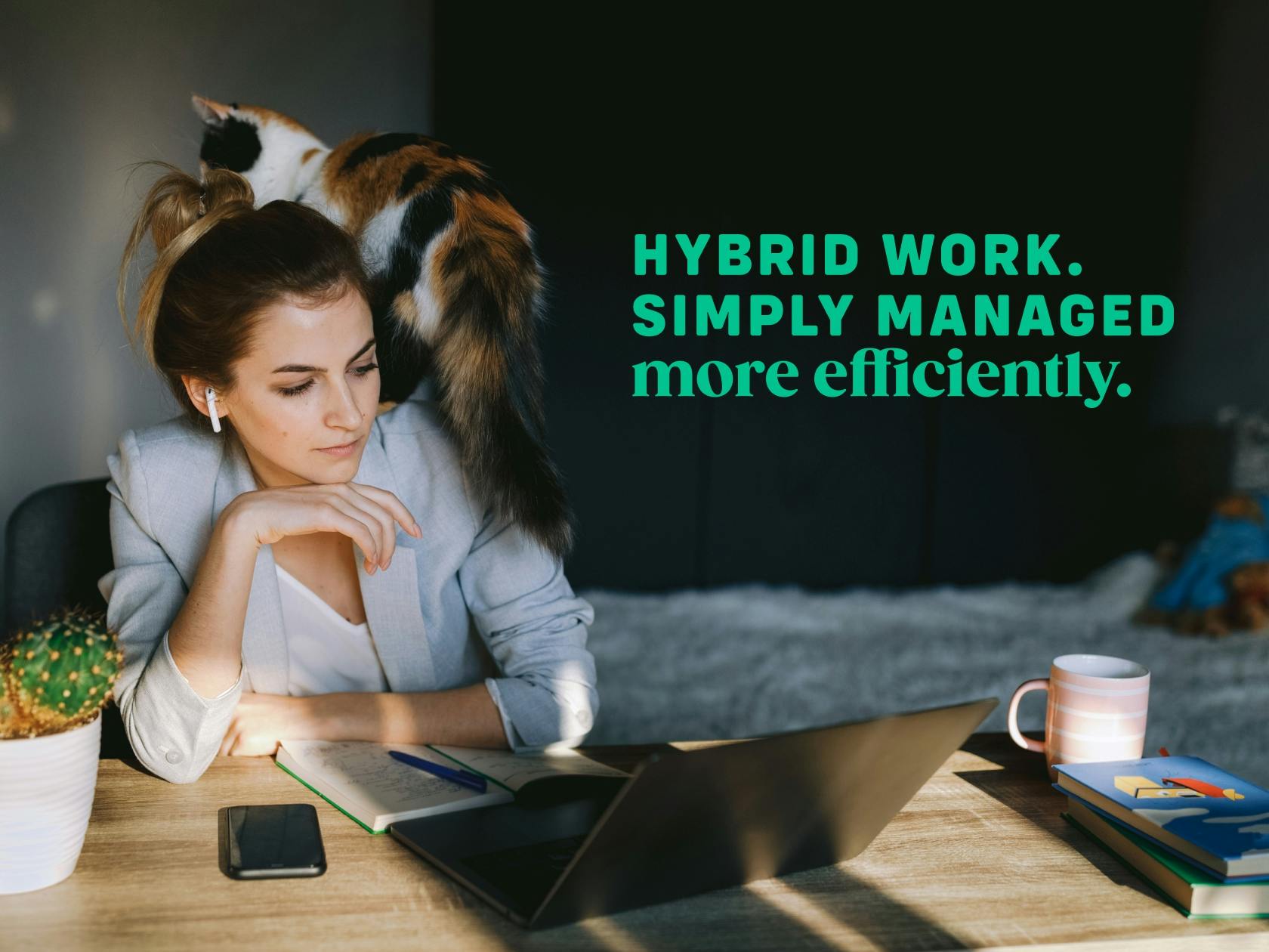 Frau im Homeoffice, eine Katze sitzt auf Ihrer Schulter. Titel: Hybrides Arbeiten einfach effizienter organisiert. © good matters