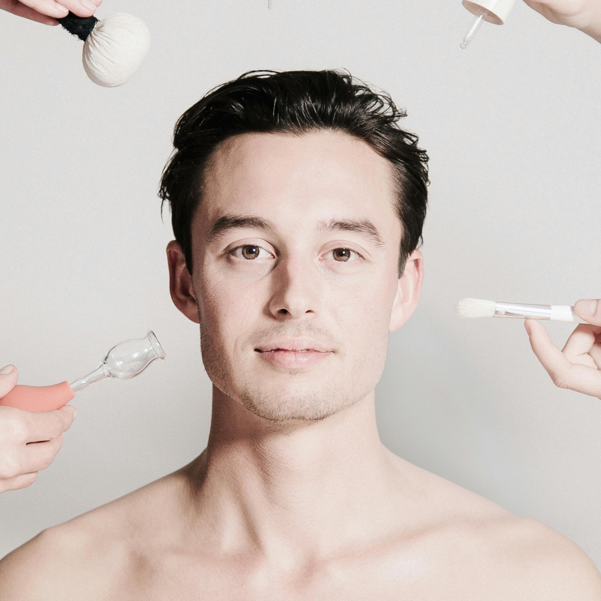 Portrait eines Mannes, rundherum halten Hände verschiedene Behandlungswerkzeuge ins Bild. © Team Dr Joseph