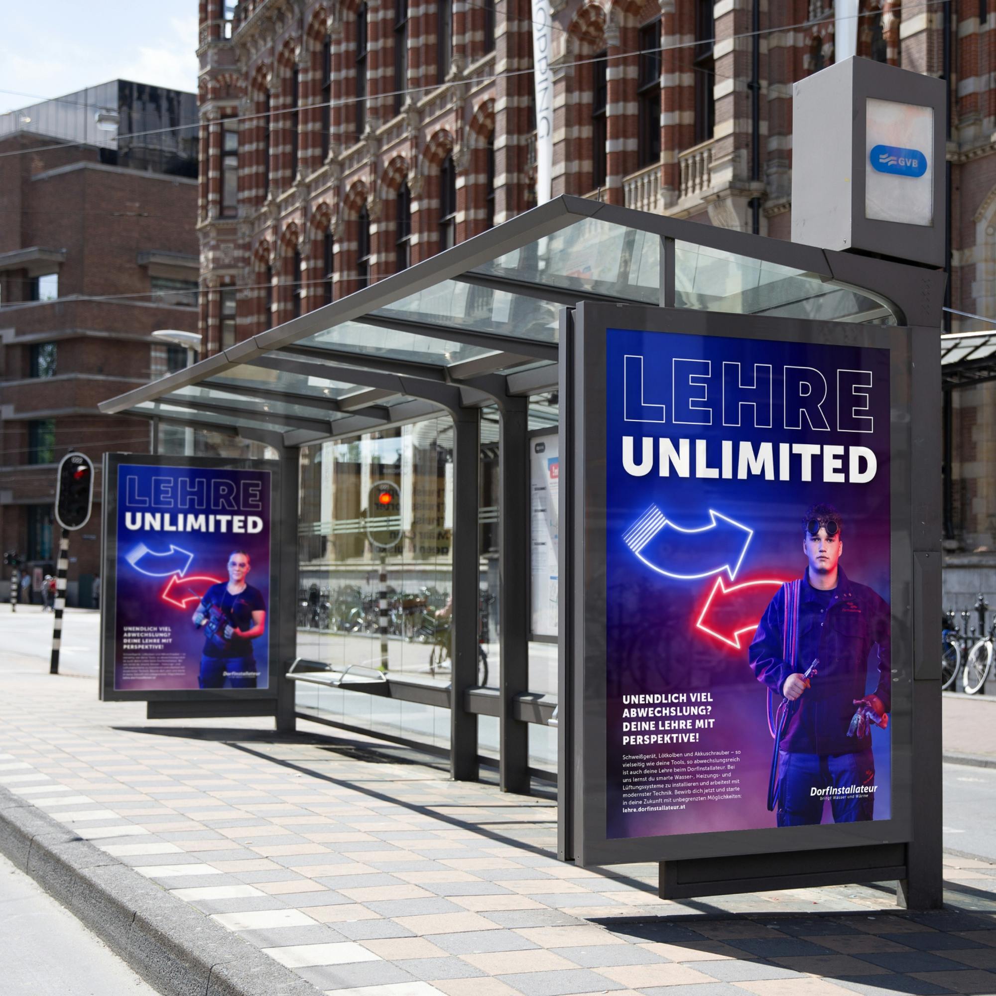 Eine Bushaltestelle mit zwei Lehre Unlimited Plakaten. © goodmatters
