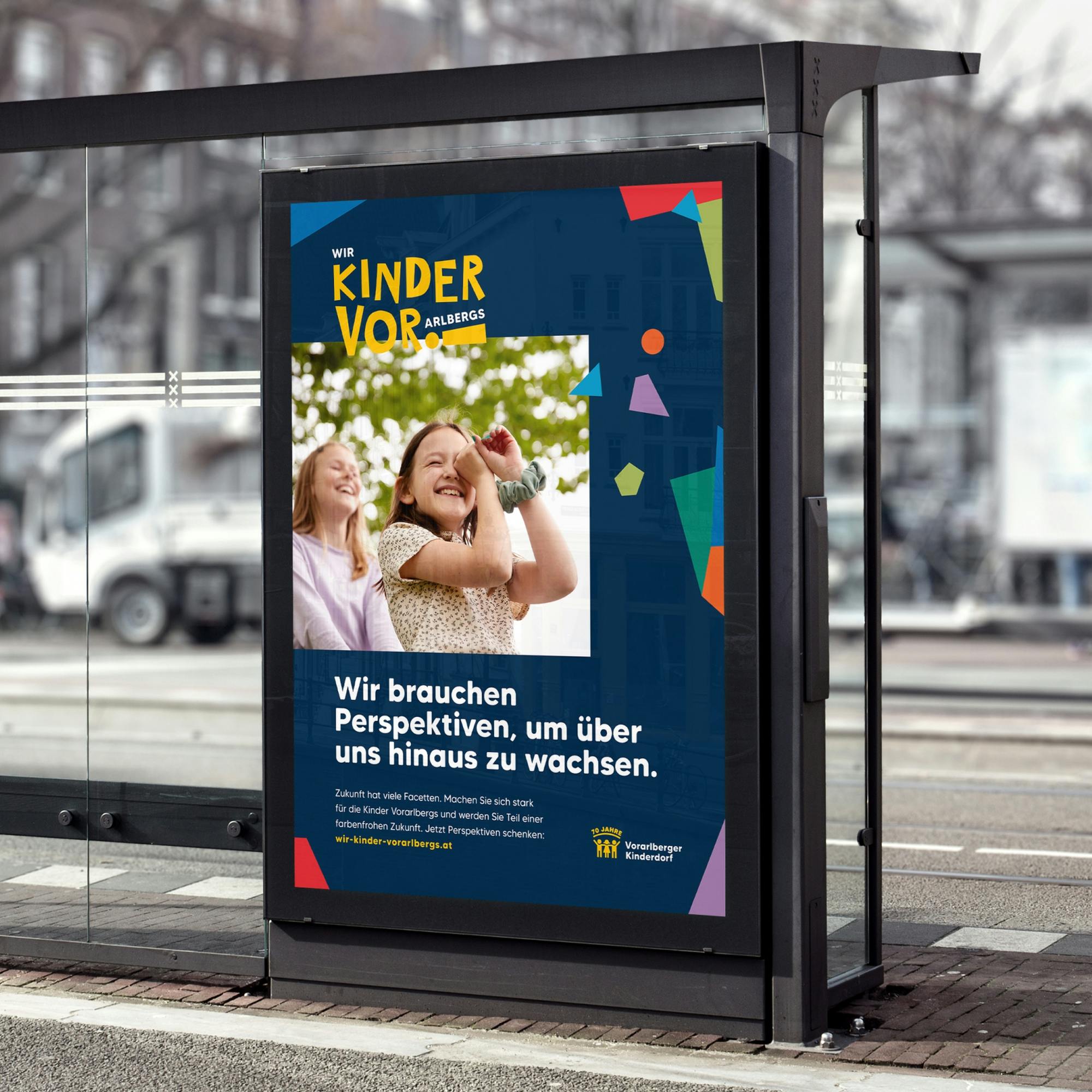 Wir Kinder Vorarlbergs Plakat an einer Bushaltestelle mit einem Mädchen das seine Hand hält wie ein Kaleidoskop und einer Headline zum Thema Perspektiven © gobiq