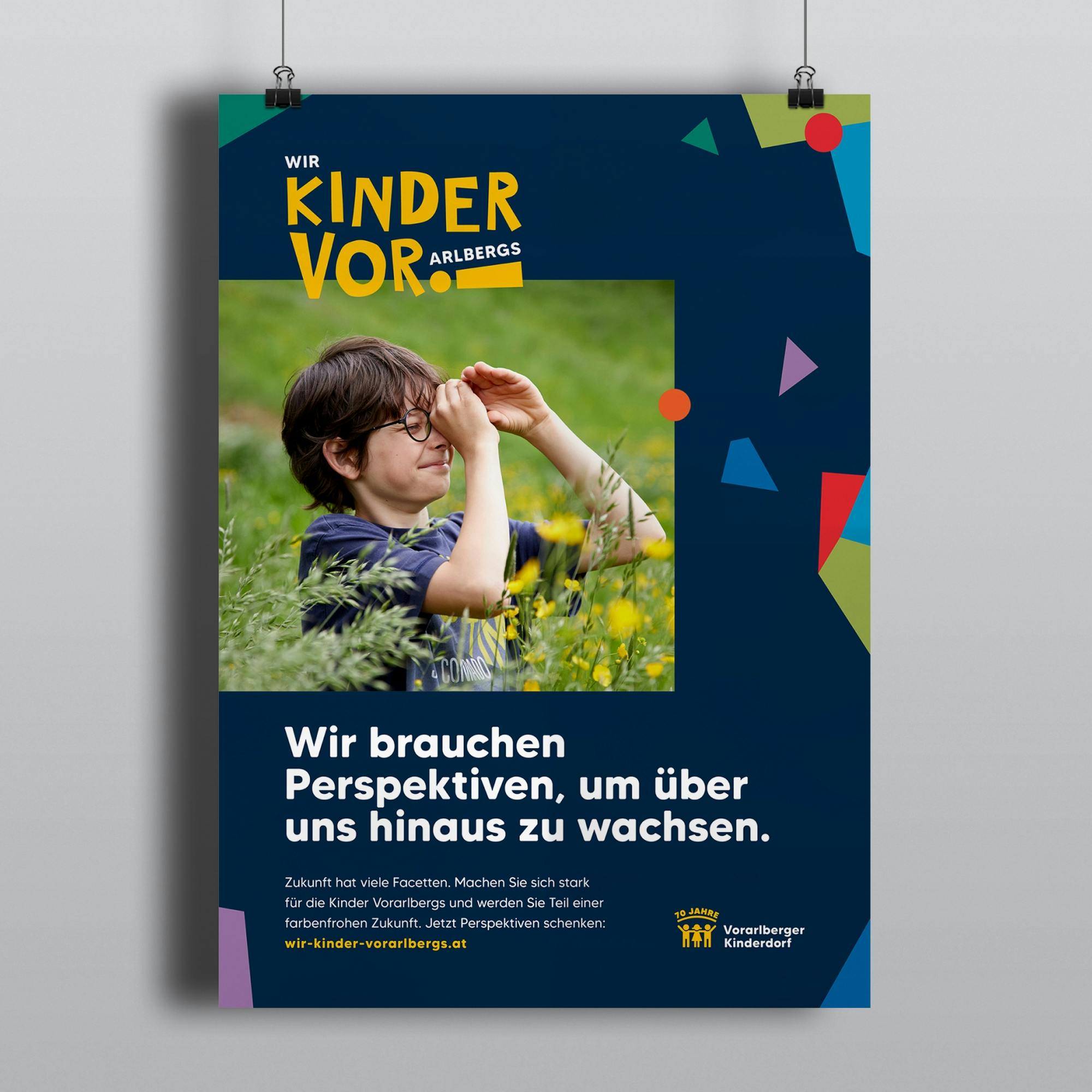 Plakat für die Vorarlberger Kinderdorf Kampagne "Wir Kinder Vorarlbergs" mit einem Jungen der seine Hände hält wie ein Kaleidoskop und einer Headline zum Thema Perspektiven © gobiq