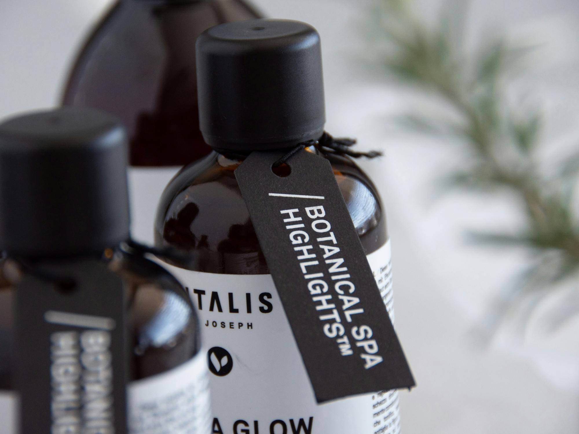 Detailaufnahme der Botanical Spa Produkte mit einem Etikett auf einer braunen Apothekerflasche © gobiq