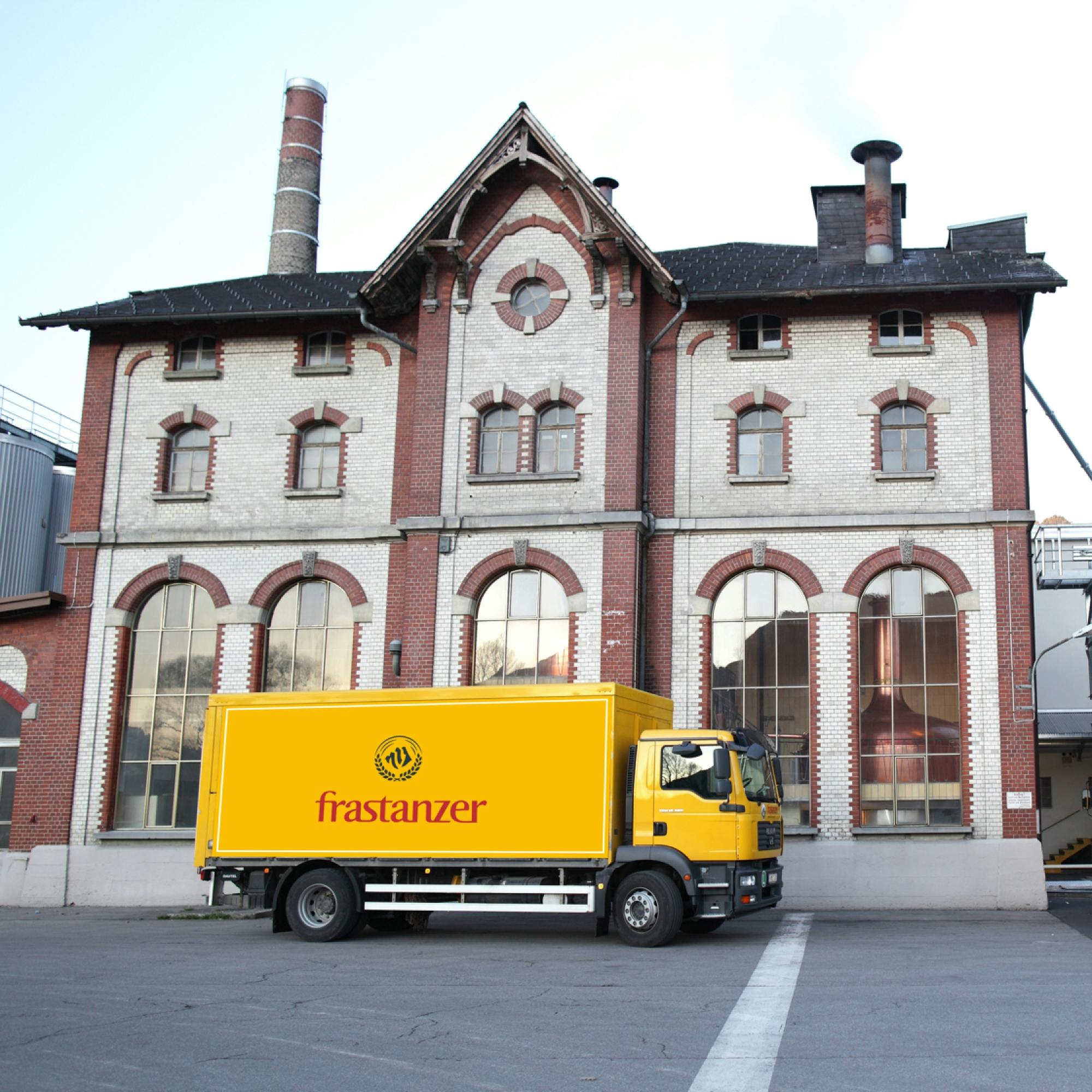 Die Brauerei heute mit einem gelben Frastanzer LKW davor. © gobiq