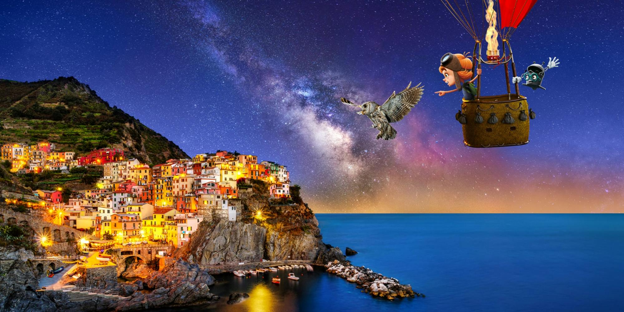 Oskar und Bo fliegen in der Nacht mit einem Heißluftballon und treffen eine Eule. Sie blicken auf das beleuchtete Küstendorf Cinque Terre. © goodmatters