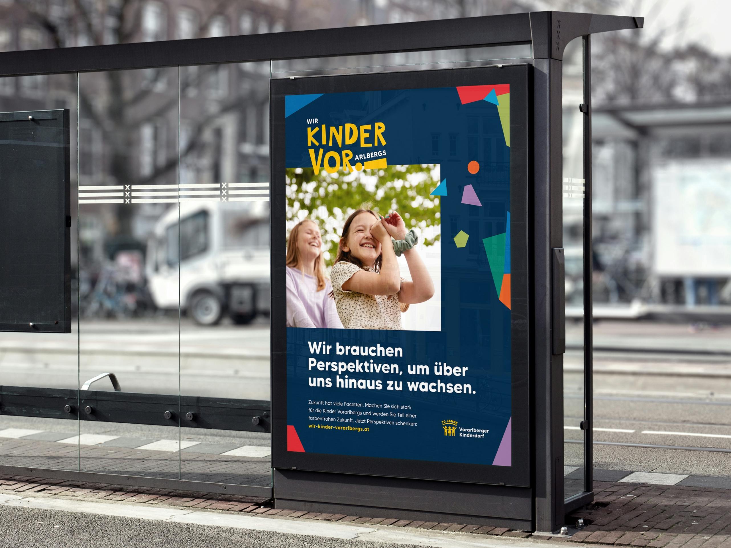 Wir Kinder Vorarlbergs Plakat an einer Bushaltestelle mit einem Mädchen das sich die Hände vor die Augen hält wie ein Kaleidoskop und einer Headline zum Thema Perspektiven © gobiq