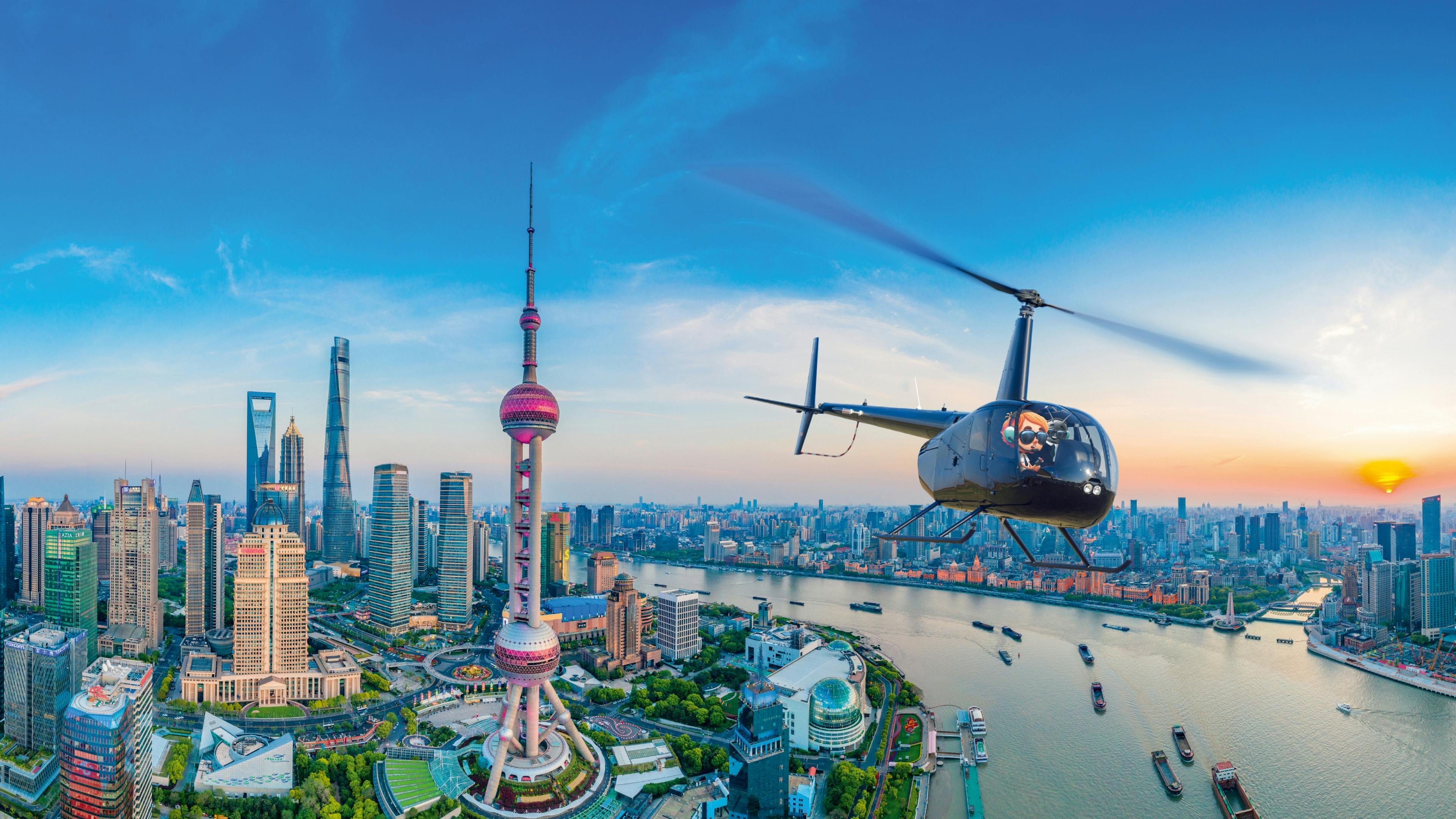 Oskar und Bo fliegen über Shanghai, im Hintergrund sind viele moderne Hochhäuser zu sehen. © goodmatters