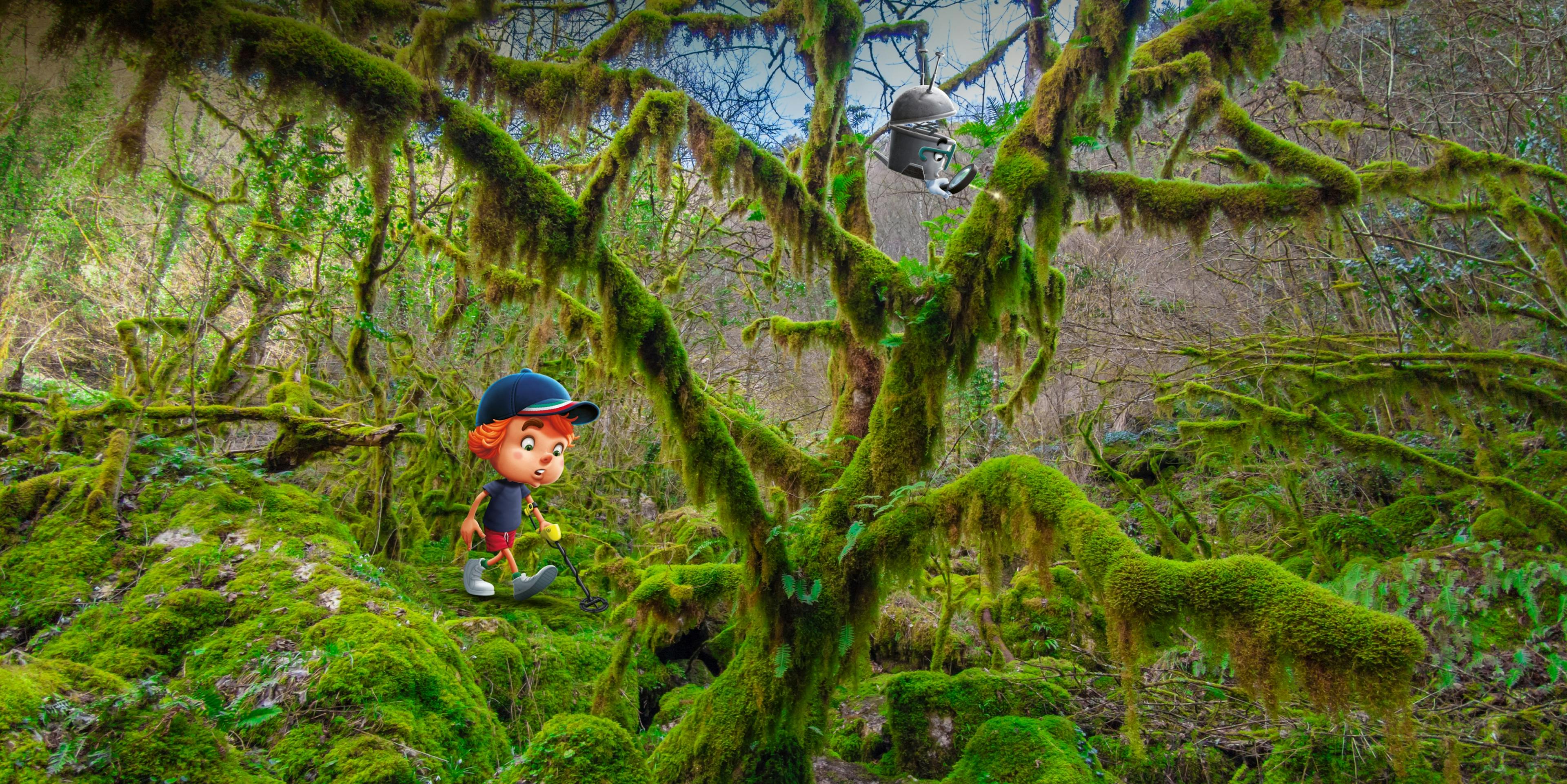 Oskar läuft mit einem Metalldetektor durch den Moosbewachsenen Wald. Bo sucht mit einer Lupe die Bäume ab. © goodmatters