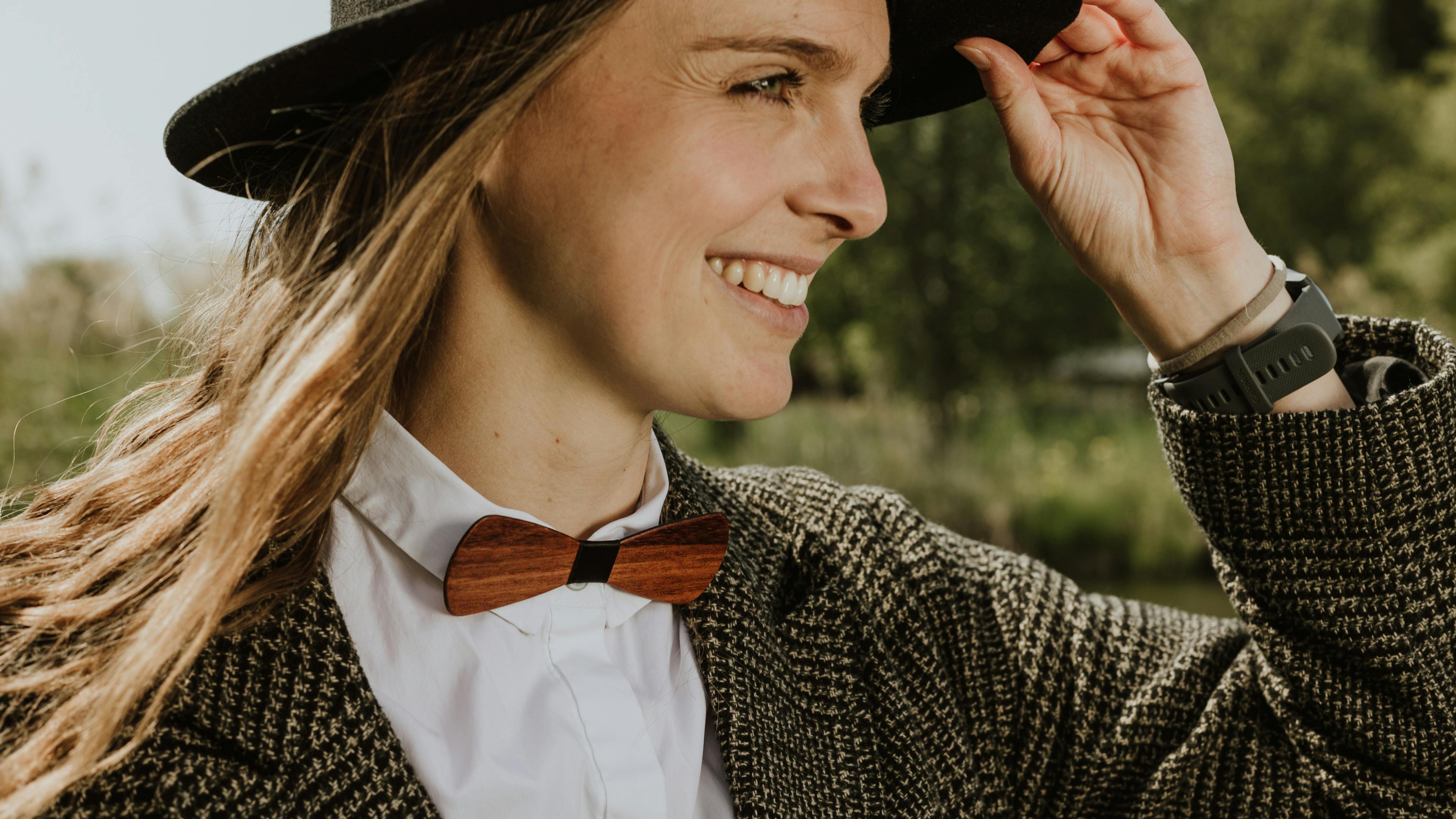 Junge Frau im bohemian Look trägt einen Hut und eine Holzfliege © good matters