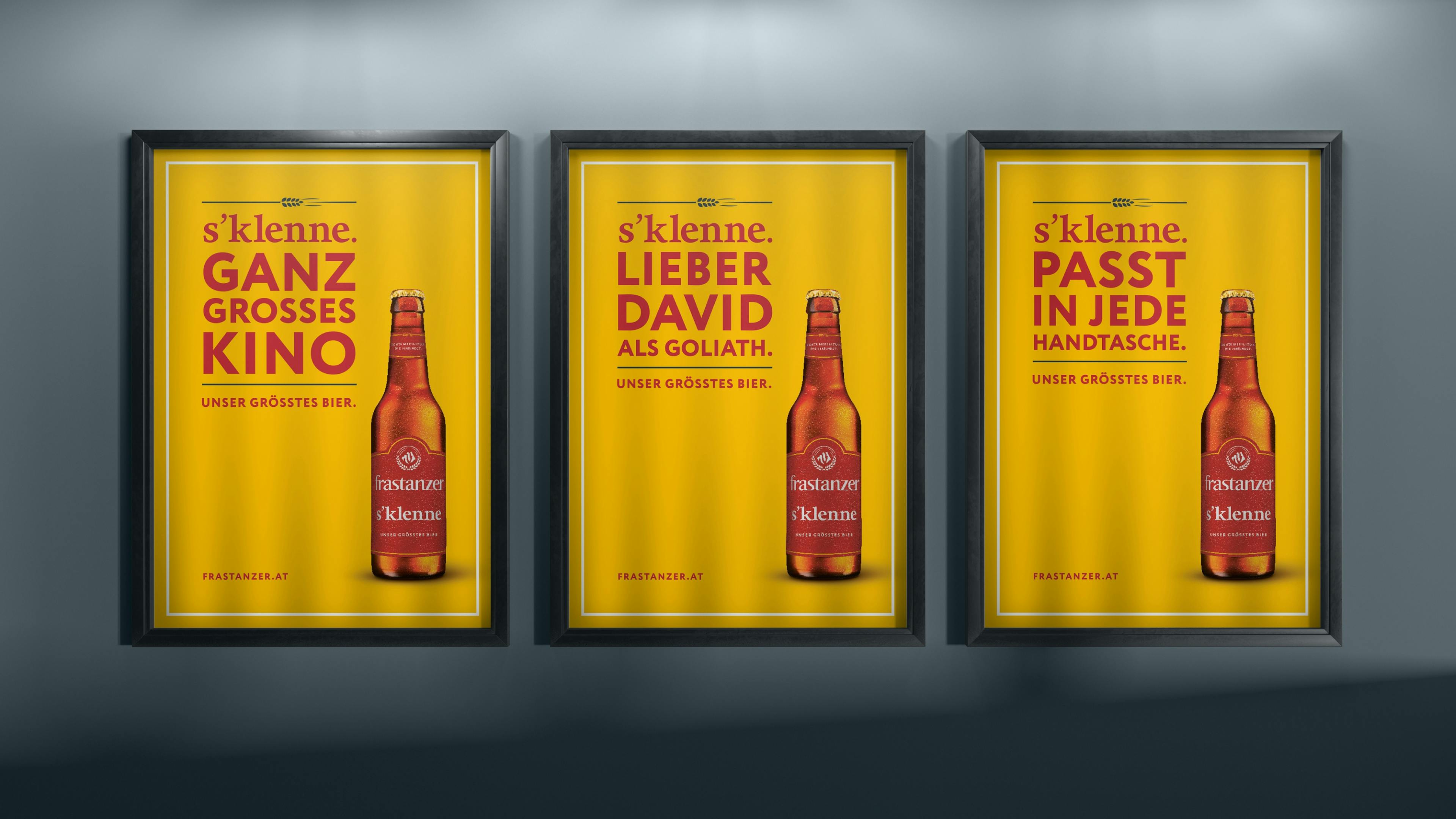 Drei Frastanzer Plakate nebeneinander. Auf jedem gelben Plakat ist eine Bierflasche mit dem Text: s'klenne. Passt in jede Handtasche. Unser größtes Bier. © gobiq