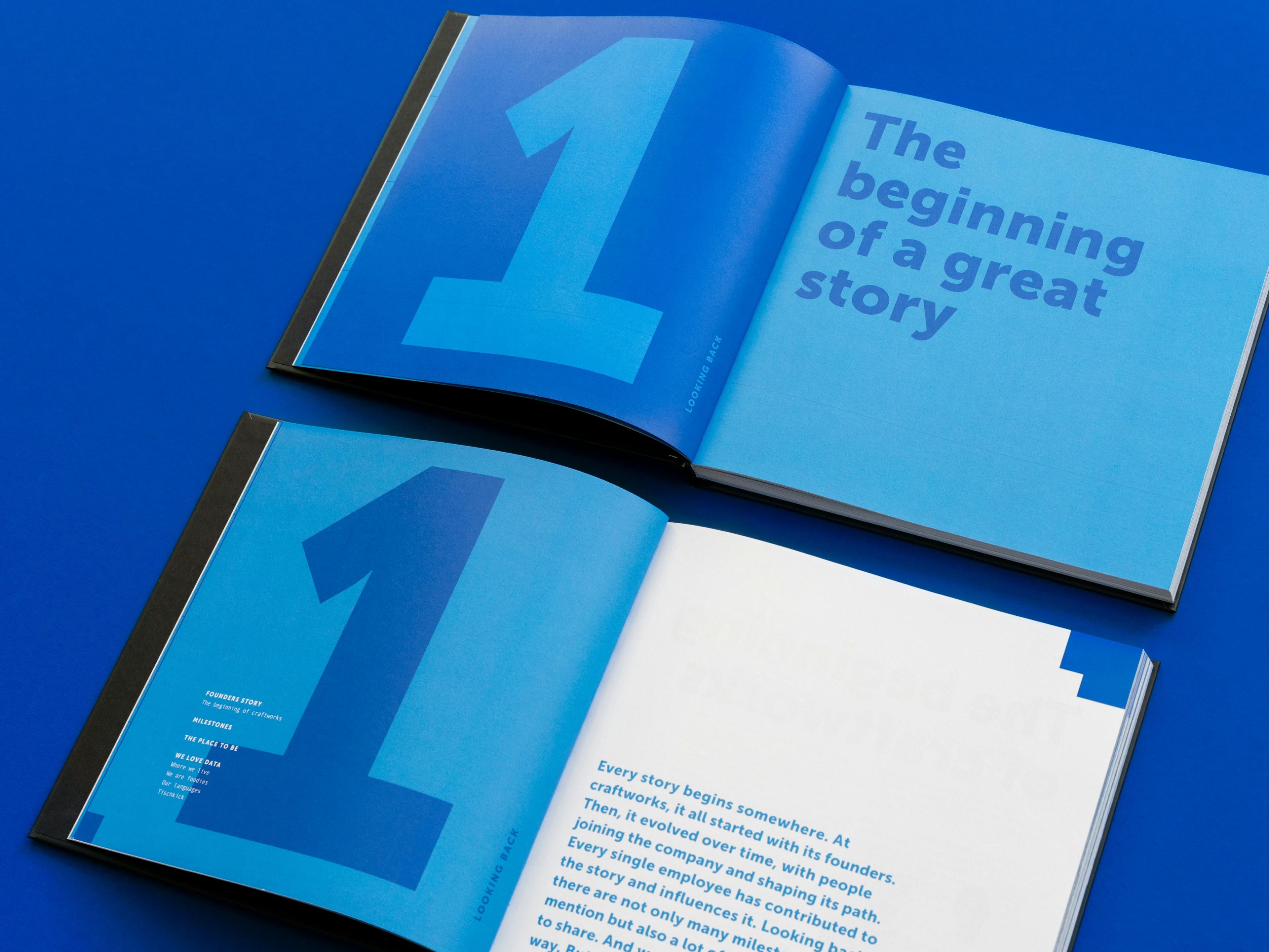 2 Doppelseiten des Intros Kapitel 1 mit der Headline: The beginning of a great story, verschiedene Blautöne © goodmatters