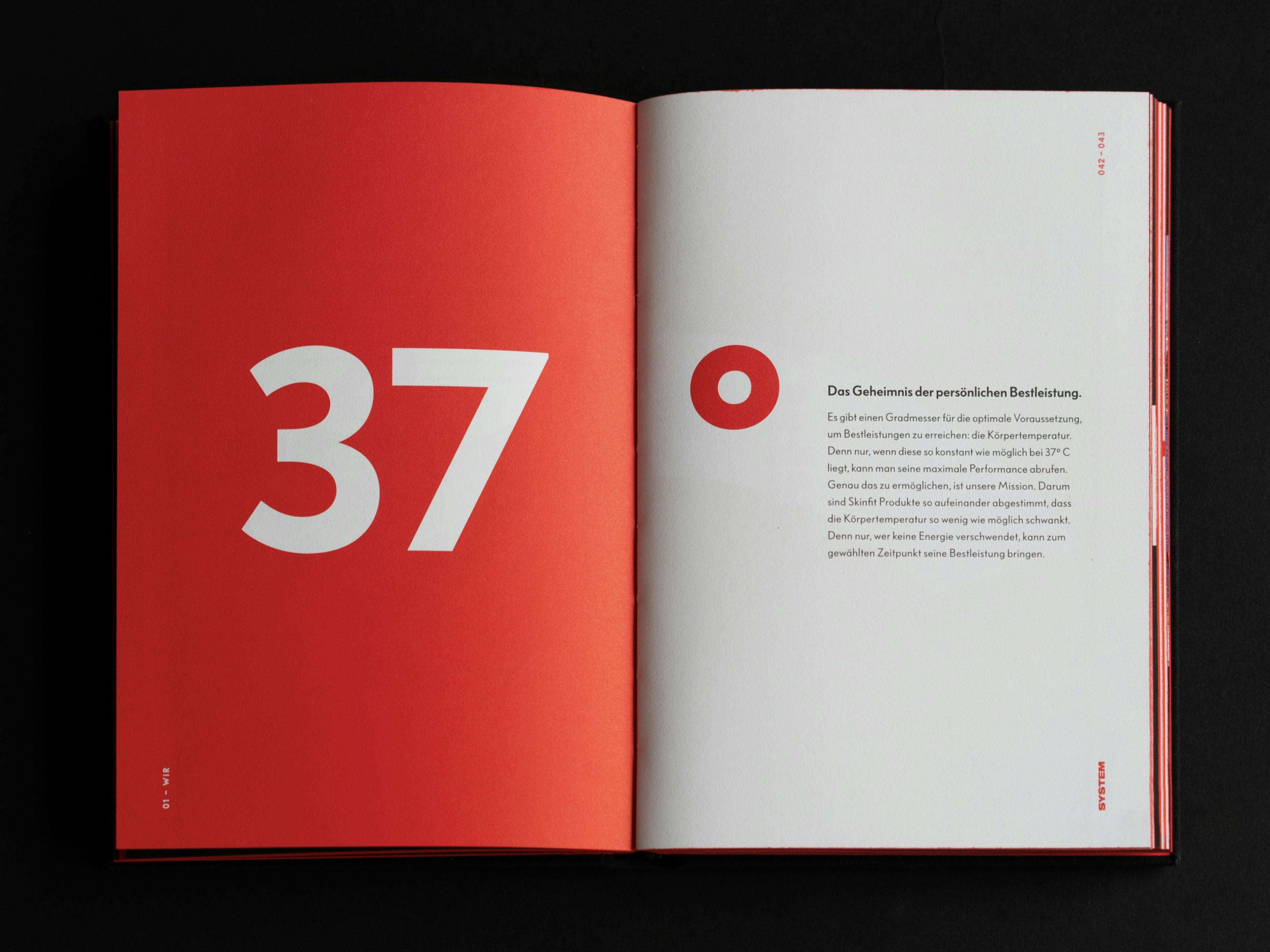 Innenseite des skinfit brandbooks zum Thema 37 Grad, rote Seite mit großen Buchstaben und Fließtext © gm gobiq