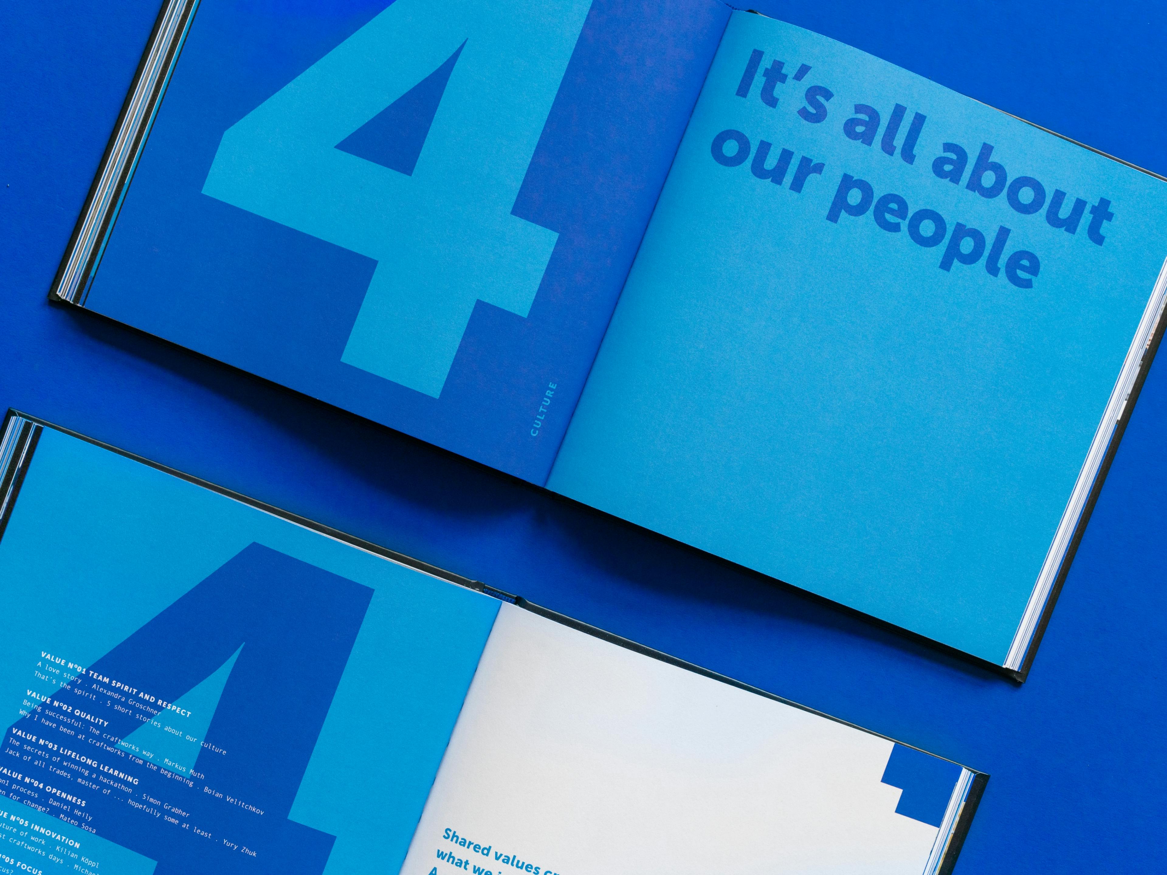 Doppelseite Intro Kapitel 4 mit der Headline: It's all about our people, verschiedene Blautöne © goodmatters