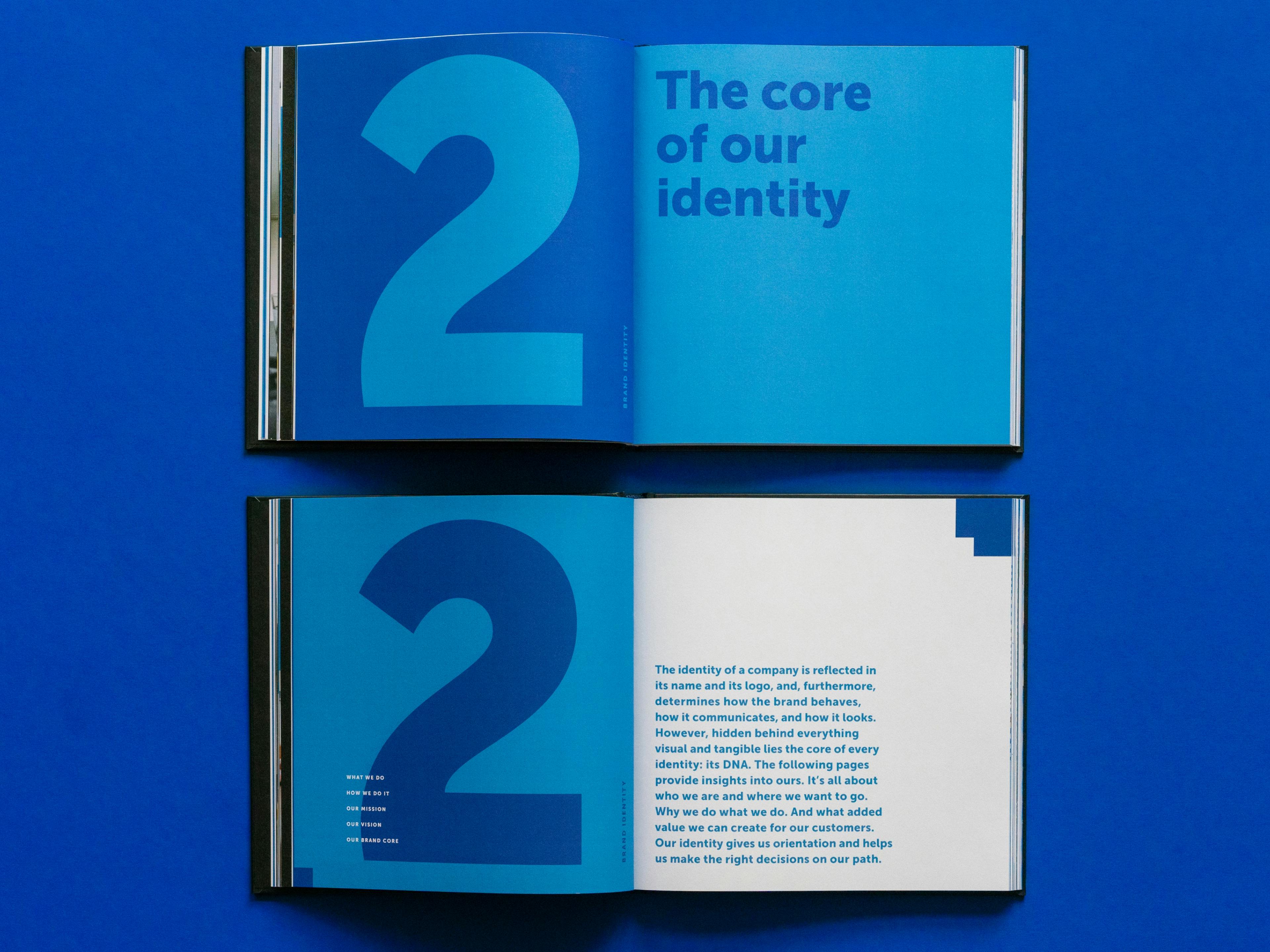 2 Doppelseiten des Intros Kapitel 2 mit der Headline: The core of our identity, verschiedene Blautöne © goodmatters