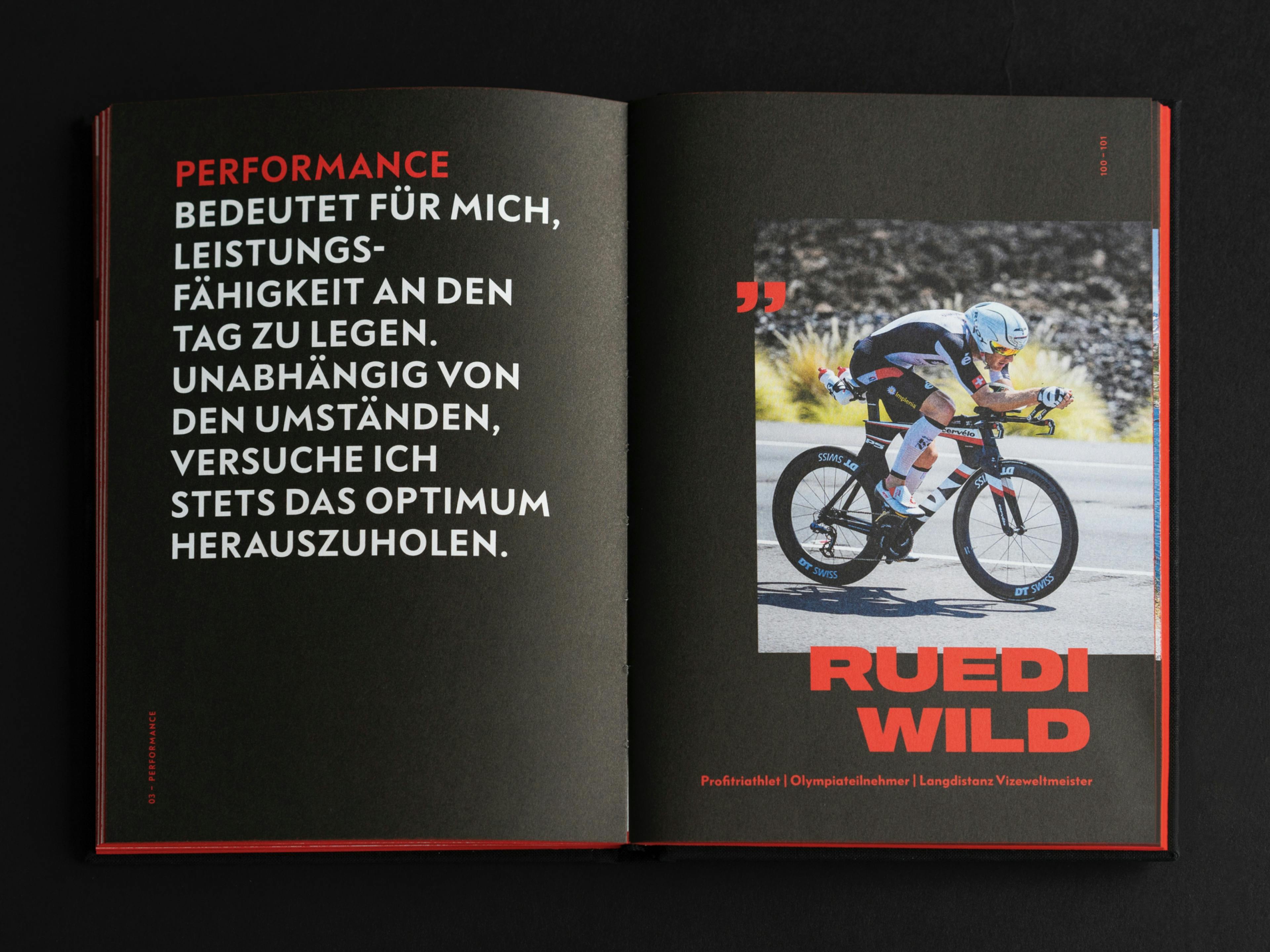Doppelseite des skinfit brandbooks mit einem Zitat von Ruedi Wild zum Thema Performance © gm gobiq