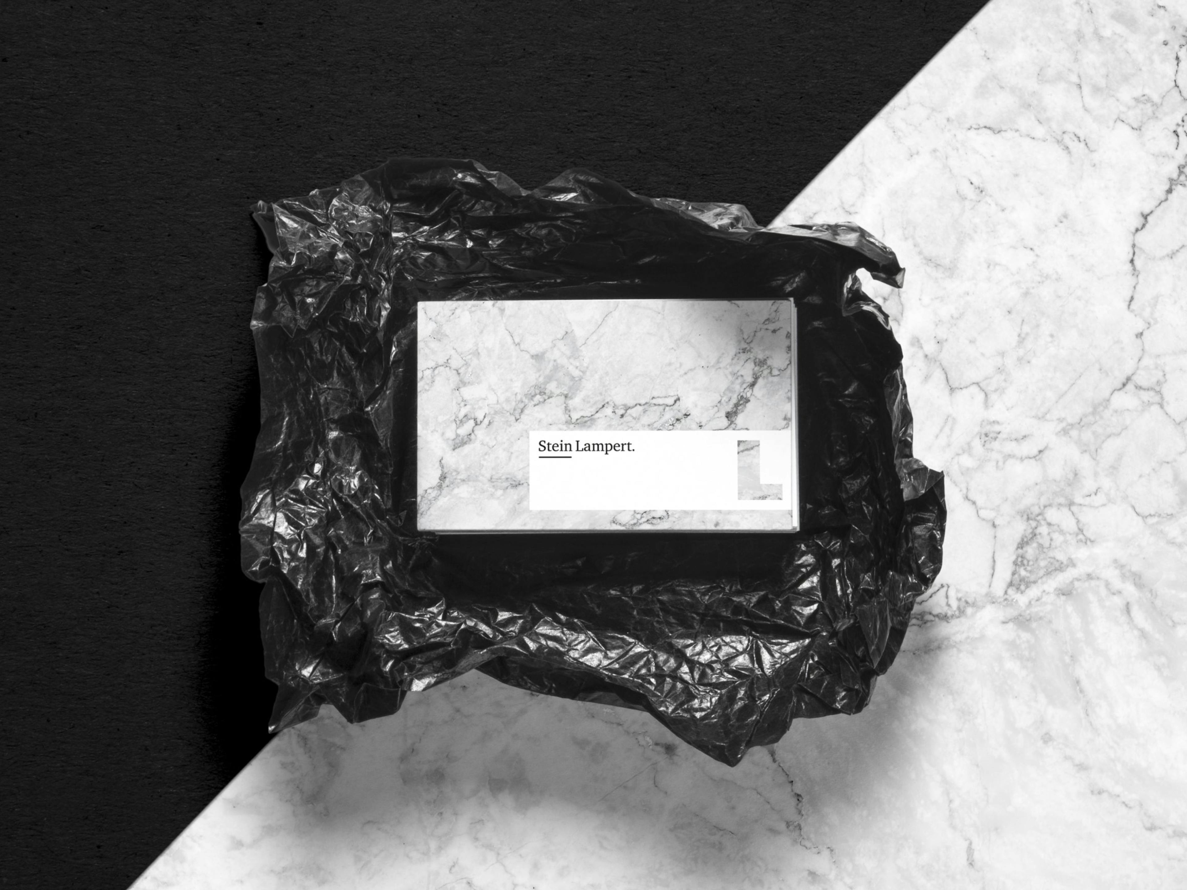 Eine Stein Lampert Visitenkarte in Marmor Optik – das Logo gibt den Blick auf den Stein frei © gobiq