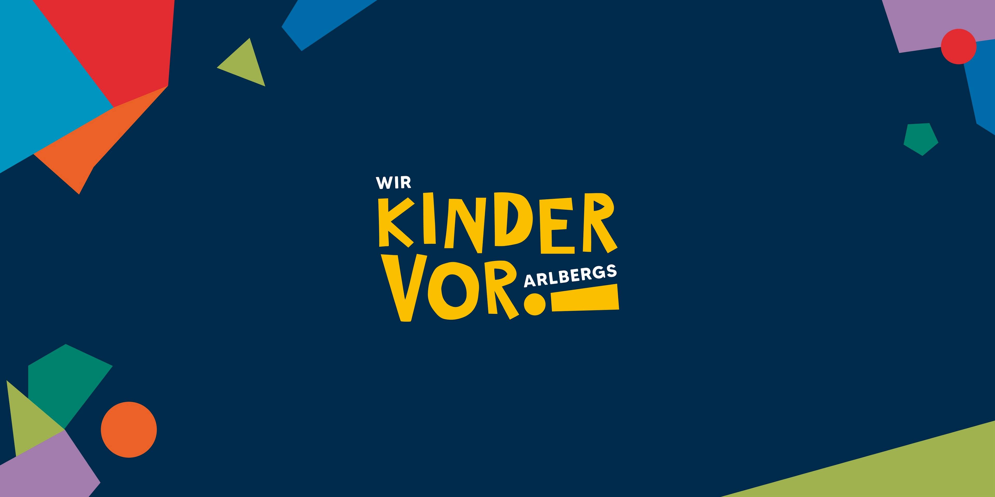 Wir Kinder Vorarlbergs Logo auf blauem Hintergrund mit bunten Schnipseln © gobiq