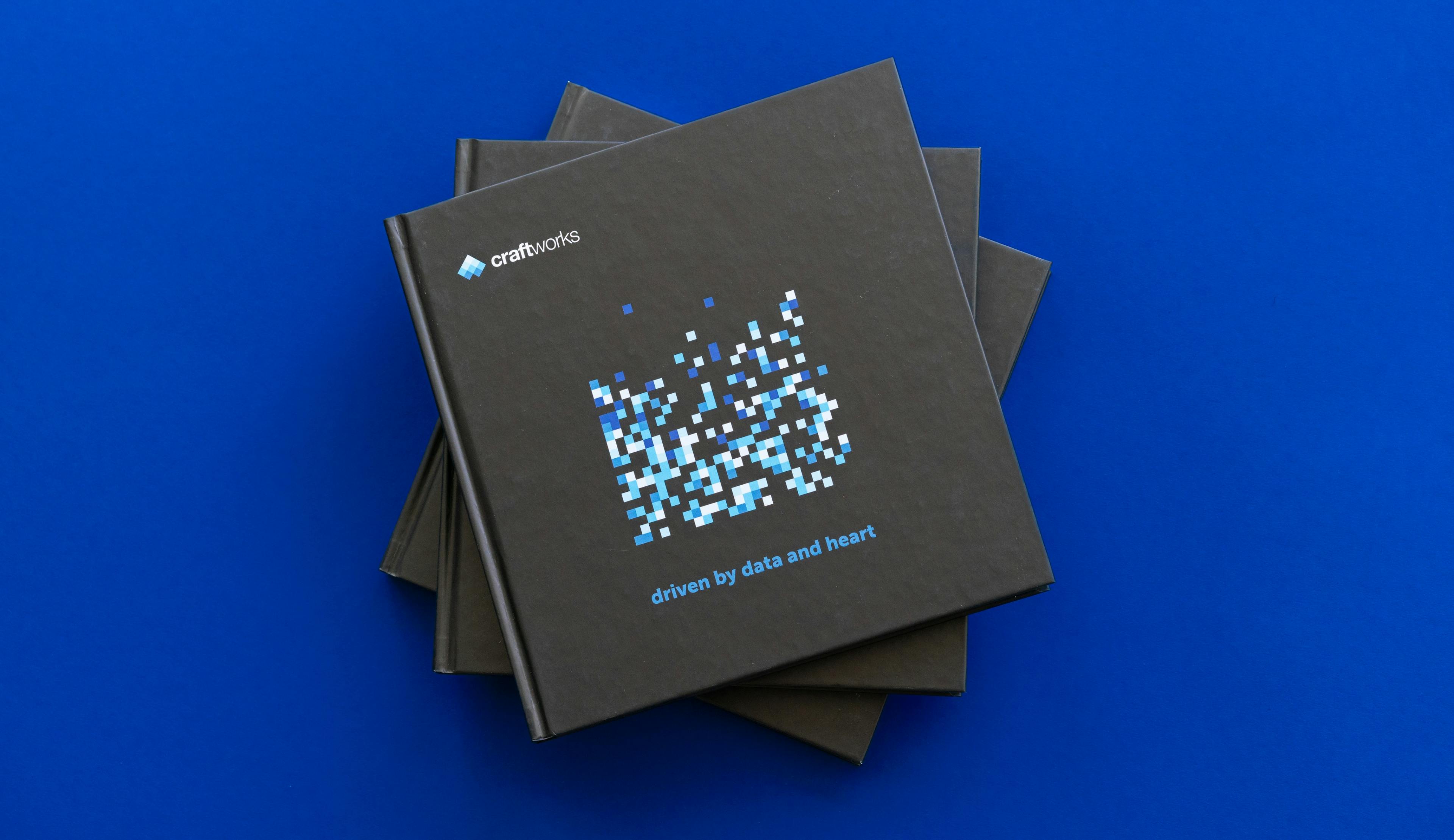 Das craftworks brand book cover, mit dem craftworks Logo, das Pixelart Pattern mit der headline: driven by data and heart © good matters