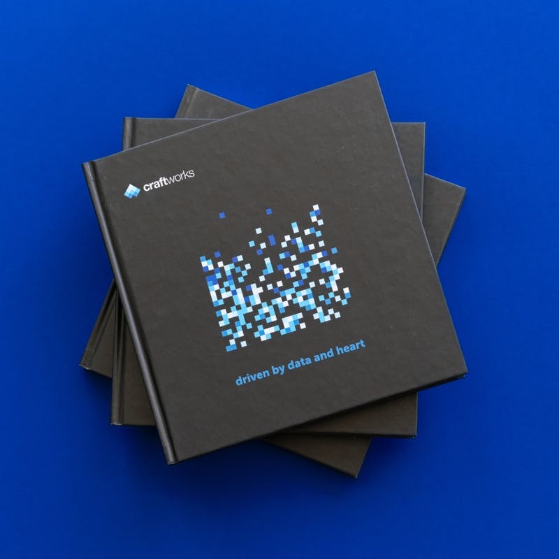 Das craftworks brand book cover, mit dem craftworks Logo, das Pixelart Pattern mit der headline: driven by data and heart © goodmatters