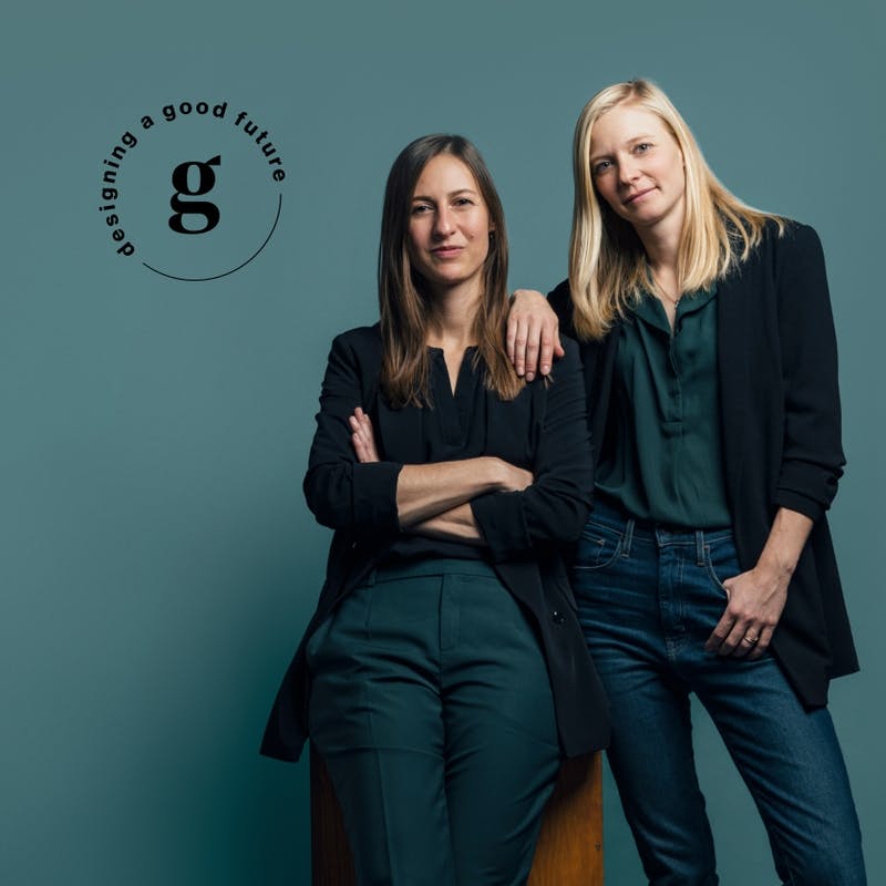 Foto von Kristina Moll und Juliane Voregger auf grauem Hintergrund mit dem Signet "designing a good future" © good matters