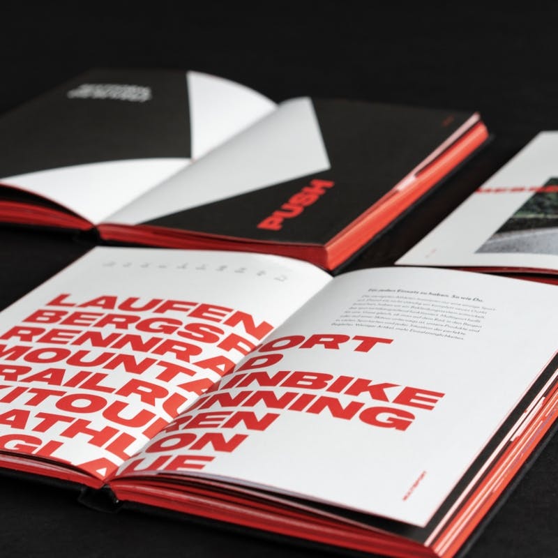 Verschiedene Innenseiten des skinfit brandbooks zeigen plakatives minimalistisches Design in rot, schwarz und weiß © gm gobiq